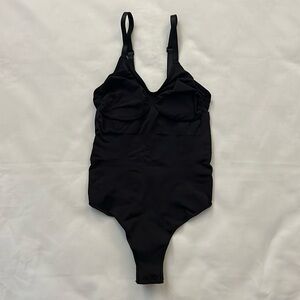 SKIMS SEAMLESS SCULPT THONG BODYSUIT